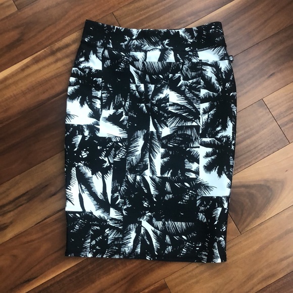 FABLETICS NEW BLACK&WHITE PALM TREE PENCIL SKIRT - Picture 5 of 9